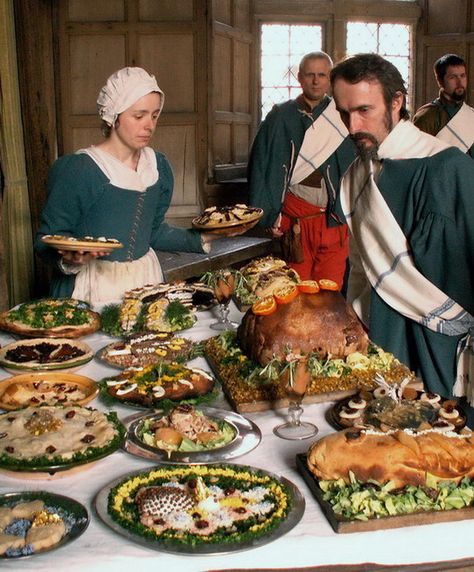 A Re-enactment of a Tudor Feast. Courtesy of The Tudor Group-Food Gallery Tudor Food, Medieval Cooking, Historical Food, Medieval Food, Medieval Banquet, Medieval Recipes, Tudor Period, Group Food, Medieval Party