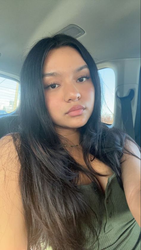 @brL6nna Women No Makeup Look, No Makeup Selfie Natural, Latina Without Makeup, No Makeup Looks Natural, Haircut Inspo Layers, Latina No Makeup, Haircut No Layers, Girls Without Makeup, Latina Picture