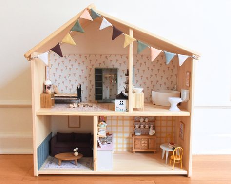 Ikea Flisat Dollhouse Makeover Reveal — Martin Goes Mini Flisat Dollhouse Makeover, Ikea Dollhouse Makeover, Dollhouse Decorating Ideas, Ikea Flisat Dollhouse, Flisat Dollhouse, Dollhouse Kitchen Cabinets, Maileg Doll House, Dollhouse Makeover, Ikea Playroom