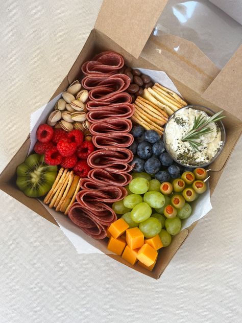 Charcuterie In A Box Diy, Charcuterie Gift Box Ideas, Chacurteria Board Ideas, Charcuterie Box Ideas, Mini Charcuterie Boxes, Charcuterie Lunch, Mini Cheese Boards, Charcuterie Box, Charcuterie Boxes