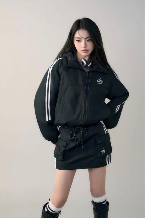 Y2k Sporty Outfits, Japanese Outfits Street Style Tokyo Fashion, Japanese 2000s Fashion, Y2k Fashion Skirt, Sportwear Outfit Woman, Japanese Outfits Street Style, Acubi Core, Grunge Outfits Y2k, Chinese Y2k