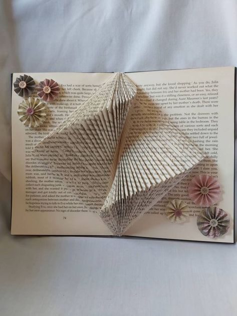 Upcycled Books Crafts, Book Art Sculptures, Old Book Crafts, Recycled Books, Book Crafts Diy, Book Wall Art, Book Page Crafts, Upcycle Books, Altered Book Art