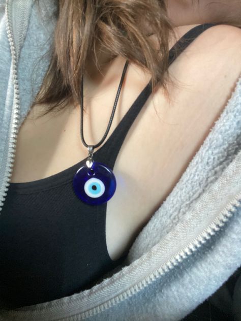 Aesthetic Evil Eye Necklace, Evil Eye Necklace Aesthetic, Evil Eye Pfp, Evil Eye Outfit, Evil Eye Jewelry Necklace, Evil Eye Aesthetic, Benny Lafitte, Blue Eye Necklace, Blue Evil Eye Necklace