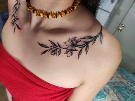 Under Collar Bone Tattoos, Tattoo Cover Ups, Clavicle Tattoo, Real Tattoos, Bone Tattoos, Tattoos For Women Flowers, Cool Chest Tattoos, Chest Piece Tattoos, Tattoo Fails