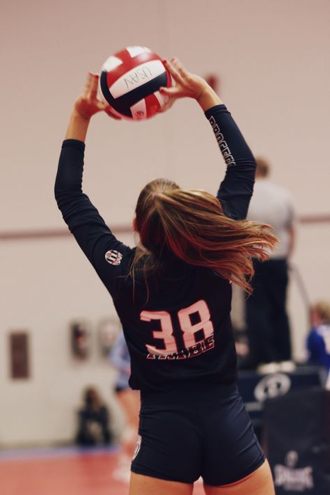 Volleyball | setter | club volleyball | action shot | sports photography Volleyball Team Pictures, Sports Photoshoot, Volleyball Photography, Volleyball Senior Pictures, Volleyball Set, Volleyball Setter, Volleyball Photos, Volleyball Poses, Best Poses