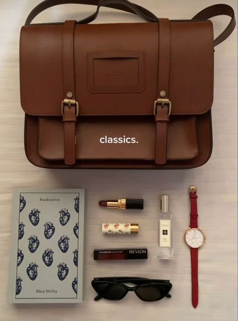 Everyday Bag Essentials, Inside My Bag, Purse Essentials, Handbag Essentials, What In My Bag, Academia Aesthetic, Essential Bag, 가을 패션, Everyday Bag