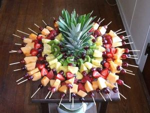 Fruit-kabob platter Fruit Tray Ideas For Wedding, Inexpensive Party Food, Fruit Kabobs Display, Fruit Tray Ideas, Watermelon Snack, Fruit Kabob, Fruit Appetizers, Graduation Party Foods, Fruit Skewers