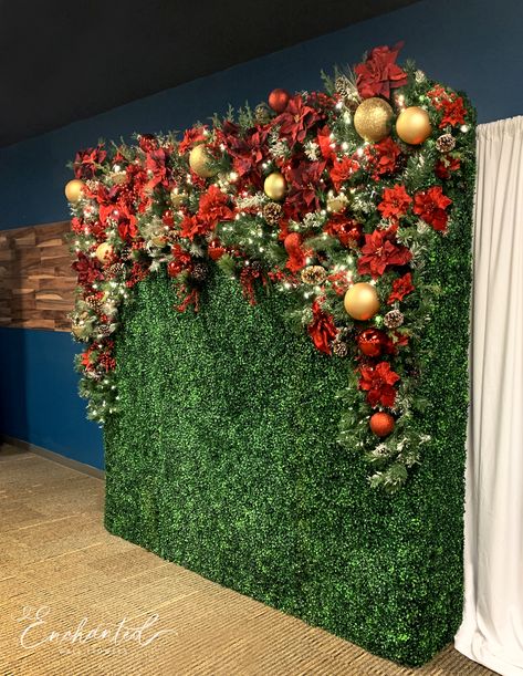 Green Wall Christmas Decor, Christmas Grass Backdrop, Christmas Flower Wall Backdrop, Grass Wall Christmas Backdrop, Christmas Wall Installation, Christmas Selfie Wall Ideas, Christmas Wall Backdrop, Boxwood Christmas Decor, Christmas Decor Event