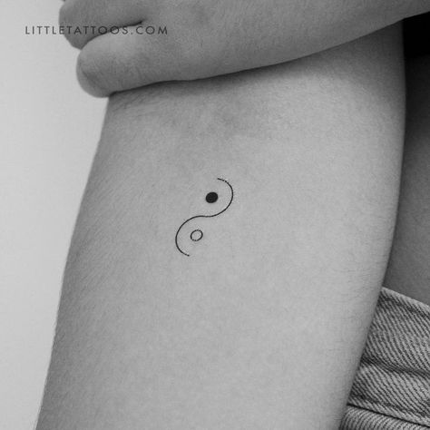 Yin Yang Symbol Tattoo, Tattoos Ying Yang Ideas, Minimalist Ying Yang Tattoo, Yin Yang Small Tattoo, Unique Yin And Yang Tattoo, Ying Yang Minimalist Tattoo, Creative Ying Yang Tattoo, Small Tattoos Ying Yang, Simple Yoga Tattoo