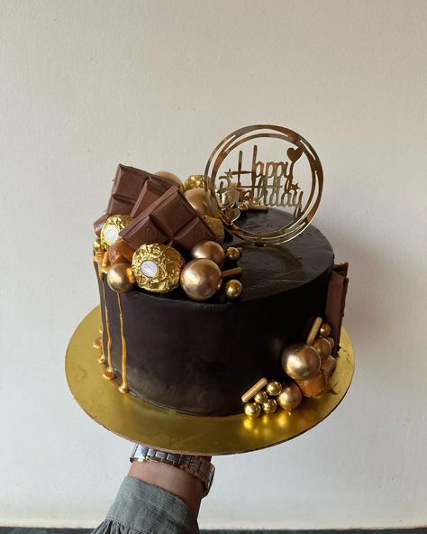 Best Chocolate Cake Design, Designer Cake For Men, All Chocolate Cake Decorations, Mens Chocolate Birthday Cake, Foodie Cake Design, Cute Chocolate Cake Designs, Cakes For Man Birthday, Chocolate Aesthetic Cake, Chocolate Birthday Cake Decoration Ideas