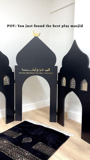 Ramadan Mosque Decorations, Islamic Bulletin Board Ideas, Maulid Decoration, Islamic Decorations Art, Ramazan Ideas, Ramadan Printables, Muslim Prayer Room Ideas, Prayer Room Ideas, Classroom Window