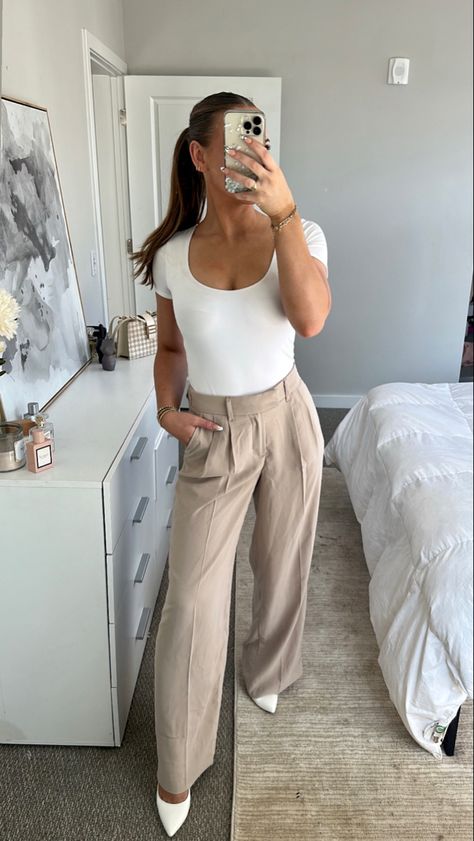 Trendy Real Estate Agent Outfit, Business Casual For Summer Women, Tan And White Work Outfit, Cute Business Women Outfits, Work Outfits Women Real Estate, Women’s Business Clothing, Women’s Business Attire Summer, Real Estate Clothes For Women, Women In Sales Outfits