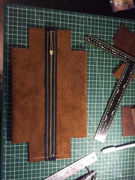 Leather Dopp Bag, Pochette Diy, Leather Bag Tutorial, Leather Tutorial, Dopp Bag, Leather Working Patterns, Leather Dopp Kit, Leather Pencil Case, Leather Craft Patterns