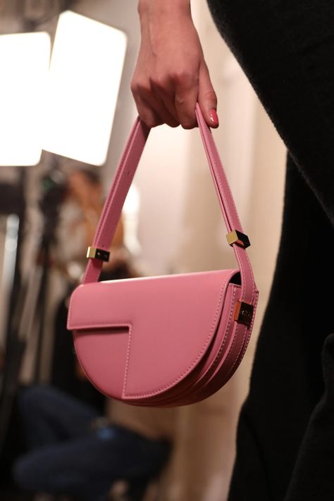 Edgy Bags, Spring Purses, Spring Handbags, Purse Trends, Mode Rose, Spring 2023 Ready To Wear, Purse Collection, Everyday Purse, 2023 Ready To Wear