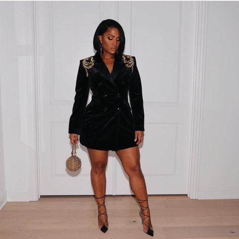 Babe @makeupshayla in the Giselle dress. Styled by @becmgross 💕  Sho Velvet Blazer Dress, Blazer Dress Outfits, Black Fashionista, Giselle Dress, Black Blazer Dress, House Of Cb Dresses, Model Street Style, Looks Black, Velvet Blazer