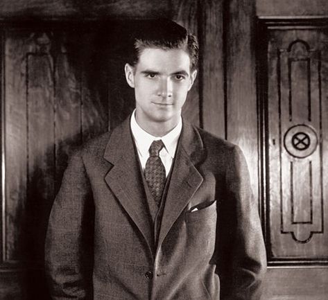 Howard Hughes, Air Race, Film Maker, People Of Interest, Los Angeles Homes, Male Celebrities, Great People, 1940s Fashion, Portrait Gallery