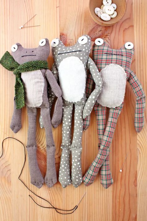 Stuffed Rabbits Handmade, Diy Felt Animals Easy, Homemade Rag Dolls, Chicken Sewing Pattern Free, Homemade Toys For Babies, Trending Sewing Projects, Handmade Diy Gift Ideas For Best Friend, Homemade Gifts Sewing, Cute Homemade Gifts For Friends