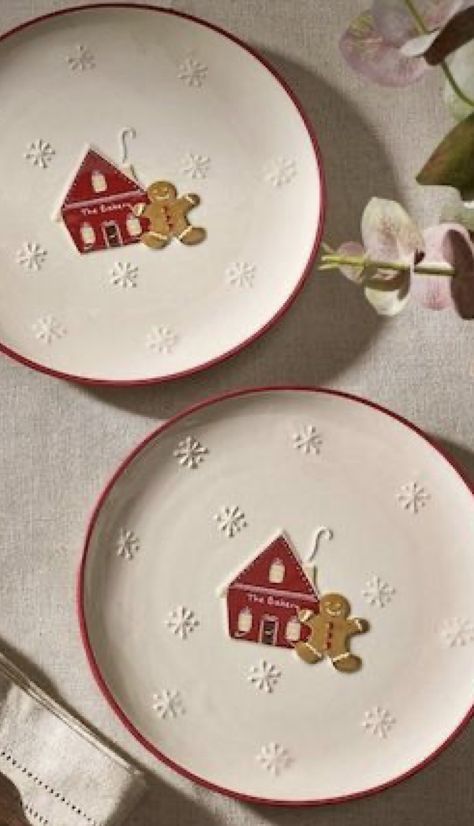 Pottery Painting Plate Christmas, Christmas Bowls Ceramic, Painting Pottery Plates Ideas, Christmas Pottery Painting Ideas Ceramics, Christmas Plate Pottery Painting, Winter Pottery Painting Ideas, Christmas Ceramic Plates, Ceramic Christmas Plates, Pottery Painting Christmas Ideas