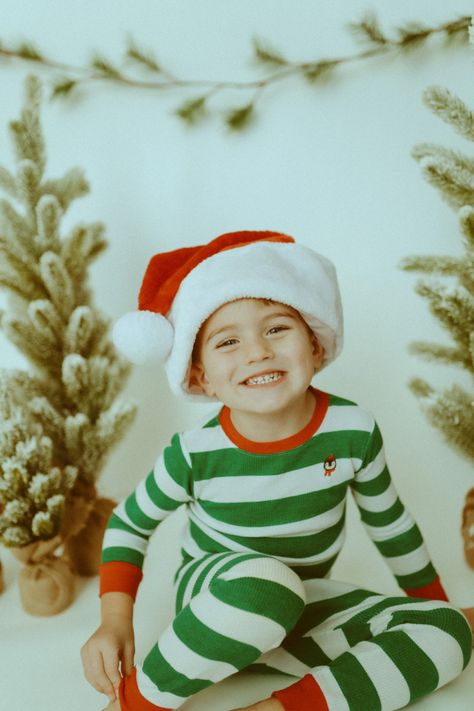 Christmas Pjs Photoshoot, Christmas Studio Setup, Photoshoot Studio Setup, Kids Christmas Pictures, Indoor Christmas Photoshoot, Christmas Pajamas Photoshoot, Pajamas Photoshoot, Christmas Pictures Kids, Christmas Studio