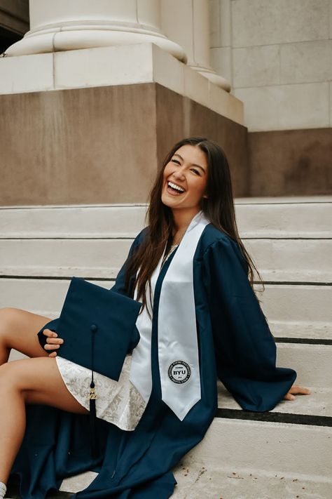 Dentist Graduation Pictures, Highschool Graduation Pictures Ideas, Grad Shoot Ideas, Fun Graduation Pictures, College Grad Pictures, Grad Poses, Cap And Gown Photos, Nursing Graduation Pictures, Cap And Gown Pictures