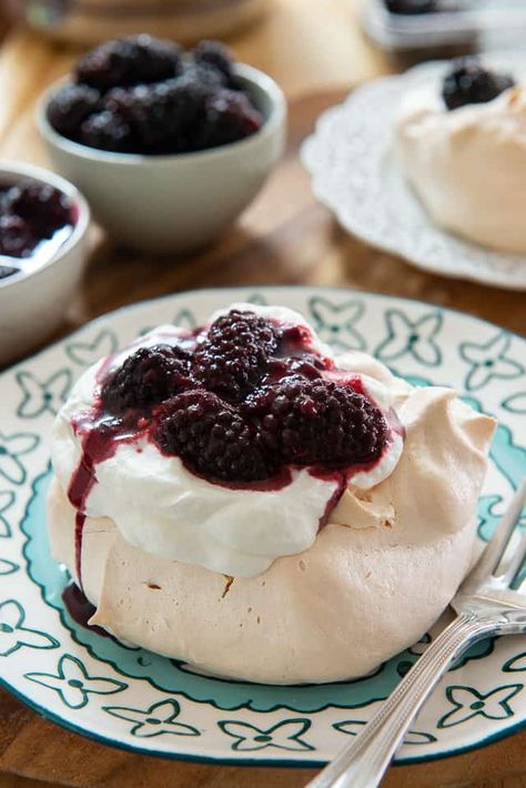 Pavlova with Blackberry Compote #pavlova #dessert #easy #entertaining #recipe Pavlova Easy, Pavlova Recipes, Pavlova Toppings, Blackberry Compote, Pavlova Dessert, Meringue Desserts, Blackberry Recipes, Pavlova Recipe, Delicious Sweets