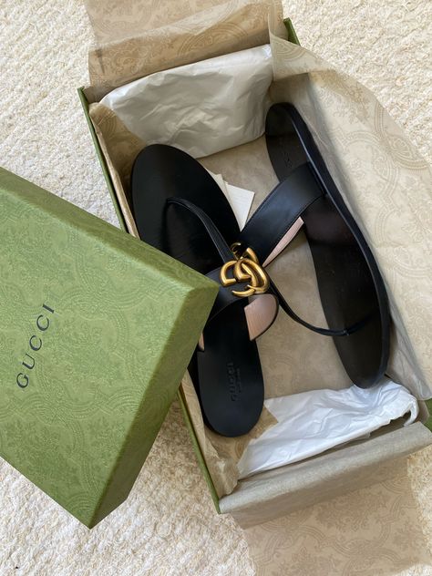 Classy Slippers, Luxury Wishlist, Gucci Sandals, Fashion Shoes Heels, Leather Thong Sandals, Leather Sandals Women, Cute Comfy Outfits, Sandals Women, Shoe Lover