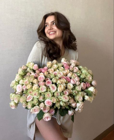 Birthday Pose With Flowers, Pose With Flowers Bouquets, Holding Bouquet Of Flowers Pose, Photo Poses With Flowers, Poses With Flowers Bouquets, Poses With Bouquet, Flower Bouquet Photoshoot, Florist Photoshoot, Pics With Flowers