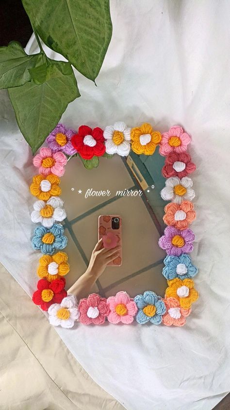 Diy flower mirror made with crochet puffy flowers Puffy Flower Mirror, Crochet Puff Flower Mirror, Crochet Mirror Decor, Crocheted Room Decor, Cute Crochet Decor, Crochet Flower Mirror, Room Decor Crochet Ideas, Home Decor Crochet Ideas, Room Crochet Decor