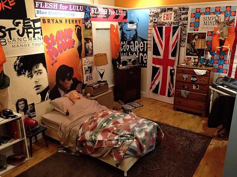 There will be a recreation of Ferris' bedroom where he managed to trick his parents into believing he was ill. Room Atheistic, Ferris Buller, Sala Grunge, Alternative Bedroom, Gay Room, Punk Bedroom, Punk Room, 80s Bedroom Aesthetic, Grunge Bedroom