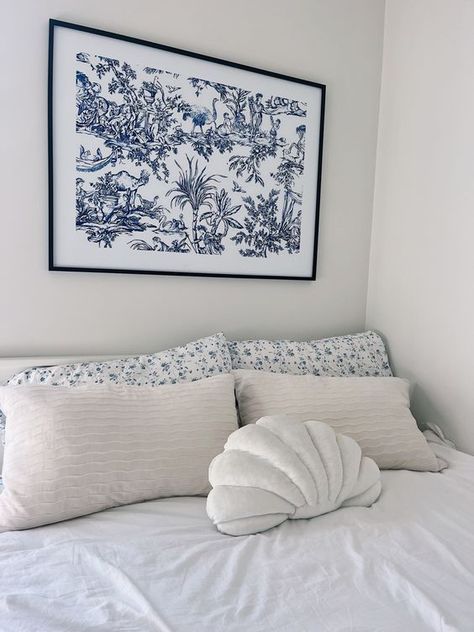 east coast summer, simple coastal bedroom, college room decor inspo, cute blue aesthetic Bedding Blue And White, Beachy Girly Bedroom, Coastal Inspired Bedroom, Mama Mia Room Aesthetic, Bedroom Ideas Blue And White, Coastal Dorm Room, House Room Design, Blue Floral Bedding, Coastal Dorm