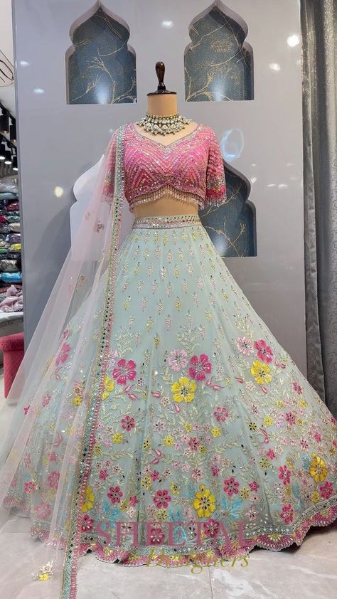 Heavy Lehenga Blouse Design, Kalki Lehenga Designs, New Wedding Lehenga Designs, Lancha Dress For Wedding, Ghagra For Wedding, Weddings Dress For Women, Lehenga Outfits For Wedding, Heavy Lehenga Designs For Wedding, Lancha Lehnga