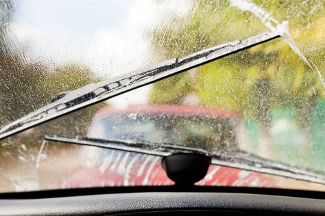 10 Quick & Easy Ways to Clean Car Windows Foggy Car Windows, Window Cleaner Recipes, Cleaning Car Windows, Fall Drive, Homemade Glass Cleaner, Clean Windshield, Greece Athens, Cleaning Advice, Car Wiper