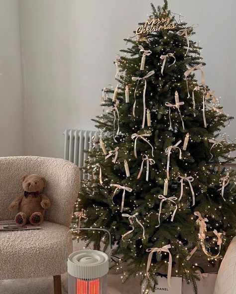 pinterest. • Instagram Christmas Tree Inspo, Christmas Dreaming, Tinsel Tree, Christmas Decor Inspiration, Christmas Tree Inspiration, Christmas Themes Decorations, Minimalist Christmas, Christmas Room, Christmas Tree Themes