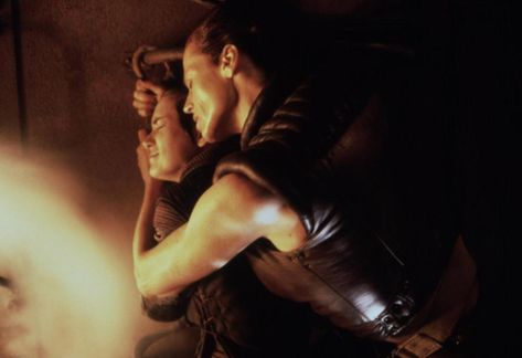 Ripley (Sigourney Weaver) protecting Call (Winona Ryder), "Alien: Resurrection" (1997) Sigourney Weaver Young, Brad Dourif, Alien Resurrection, Alien 1979, Sigourney Weaver, Aliens Movie, Winona Ryder, Badass Women, Eden