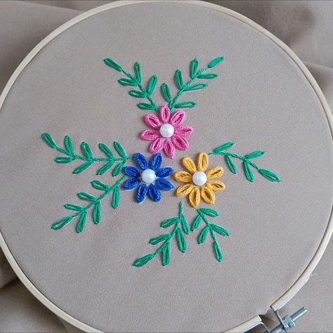 Petal stitch and lazy daisy stitch embroidery for beginners Hand Sewing Designs Embroidery Patterns, Daisy Flower Hand Embroidery, Embroidery Simple Stitches, Simple Design For Embroidery, Hand Embroidery Lazy Daisy Designs, Lazy Daisy Aari Design, Lazy Daisy Design, Lazydaizy Embroidery, Fabric Stitching Design