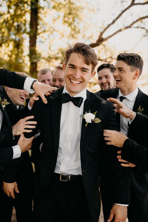 Groomsmen Black Suit, Black Suit Groomsmen, Black Tux Groomsmen, Grooms Poses, Black Groomsmen Suits, Black Tux Wedding, Groomsmen Wedding Photos, Groomsmen Pictures, Groomsmen Photo