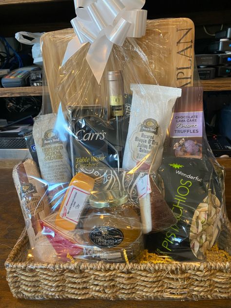 Cheese And Cracker Gift Basket Ideas, Cheese And Wine Basket, Cheese Board Basket, Charcuterie Themed Gift Basket, Charcuterie Board Gift Baskets, Charcuterie Board Basket Ideas, Charcuterie Raffle Basket, Charcuterie Raffle Basket Ideas, Wine And Charcuterie Gift Basket