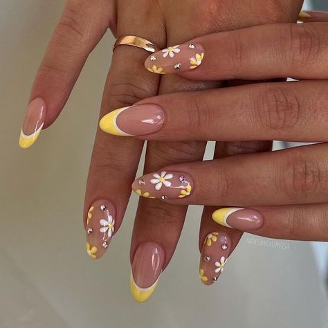 Kutek Disney, Unghie Sfumate, Yellow Nails Design, Daisy Nails, Smink Inspiration, Summery Nails, Yellow Nails, Nail Designs Spring, Pretty Acrylic Nails