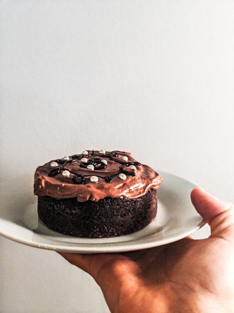 Mini Birthday Cake For Him Easy, Small Chocolate Cakes, Mini Cakes Recipe Homemade, Small Chocolate Birthday Cake, Mini Cakes Ideas Birthday, Mini Birthday Cake For Him, Small Batch Chocolate Cake Recipe, Tiny Chocolate Cake, Small Chocolate Cake Recipe For Two