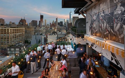 New York Rooftop Party, Rooftop Party Aesthetic, New York Bars, New York Rooftop Bar, Rooftop City, Summer In New York, New York City Bars, New York Rooftop, Rooftop Bars Nyc