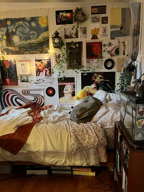 That’s So Raven Bedroom, Maximalism Small Bedroom, Maximalist Bedroom Apartment, Vintage Retro Room Ideas, Arty Rooms Aesthetic, Small Room Ideas Maximalist, Room Esthetics Ideas, Aesthetic Cluttered Bedroom, House Decor Maximalism