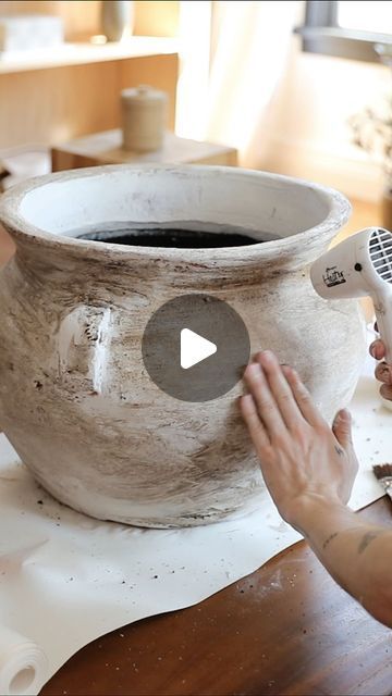 Aged Pots Diy, Painting For Pots, Mud Pot Decoration Ideas, Diy Aged Pottery, Pottery Decorating Ideas, Pot Painting Ideas Creative, Baking Soda And Paint, Pot Painting Ideas, Painting Pots