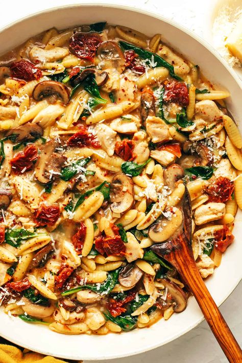 This one pot creamy sun-dried tomato pasta recipe is made with chicken, mushrooms and spinach in a rich garlic basil sauce. Serve topped with lots of Parmesan and enjoy! | gimmesomeoven.com Sausage Sundried Tomato Pasta, Classy Meals, Sun Dried Tomato Recipes, Pasta Fazool, Sundried Tomato Chicken, Sun Dried Tomato Pasta, Sundried Tomato Pasta, Tomato Pasta Recipe, Chicken Mushrooms