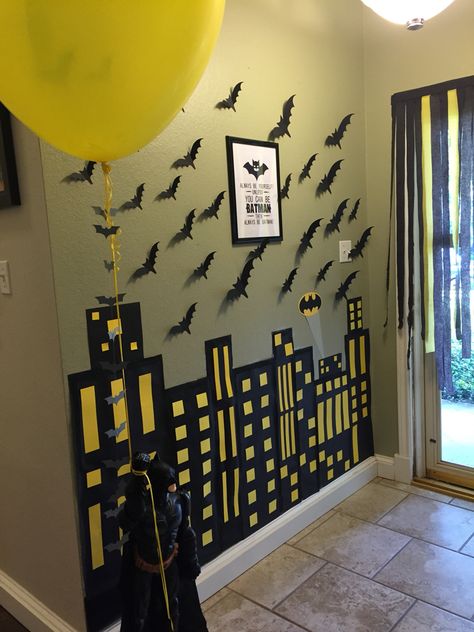 A armar cuidad gótica. Invita a tus Súper Héroes a pegar murciélagos y los detalles de cuidad gótica en un muro de tu sala Batman Themed Bedroom, Batman Theme Party, Batman Party Decorations, Batman Themed Birthday Party, Diy Batman, Lego Batman Birthday, Batman Cupcakes, Batman Baby Shower, Batman Diy