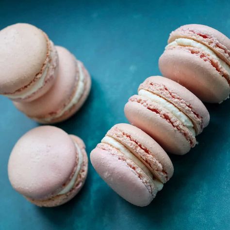 A Chef's Guide To Making Italian Macarons (With Italian Meringue) - Rosanna ETC Piping Tricks, Italian Macaron Recipe, Italian Macarons, Macaron Recipes, Powdered Food Coloring, Macaron Flavors, Italian Meringue, Spice Coffee, Quick Easy Desserts