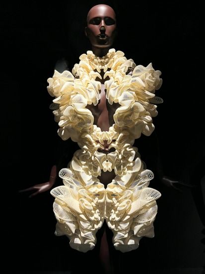 "Iris van Herpen: Sculpting the Senses” an exhibition at Musée des Arts Décoratifs, Paris. - purple FASHION Structured Fashion, Contemporary Cabinet, Organic Structure, Museum Fashion, Conceptual Fashion, Iris Van Herpen, Art And Fashion, Paris Aesthetic, The Natural World