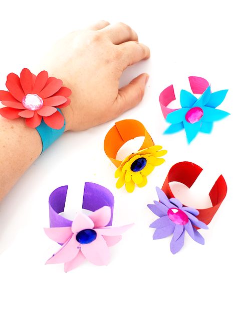 Cardboard Roll Flower Bracelet Craft Hawaiian Crafts, Easy Mother's Day Crafts, Crafted Gifts, Bracelet Craft, Folding Origami, Paper Bouquet, Spring Crafts For Kids, Mothers Day Crafts For Kids, Camping Crafts