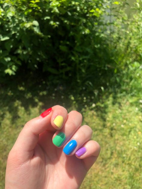 Pride Nails Diy, Lgbtq Pride Nails, Rainbow Colored Nails, Pride Month Nails Short, Lgbtq Nail Art, Gay Pride Nails Acrylic, Simple Pride Nail Ideas, Pride Manicure Ideas, Pride Ally Nails