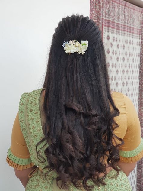 Messy Braided Hairstyles, Reception Hairstyles, Bridal Hairstyle Indian Wedding, Hair Style On Saree, Hair Style Vedio, Engagement Hairstyles, Easy Hairstyles For Thick Hair, Traditional Hairstyle, Hair Puff