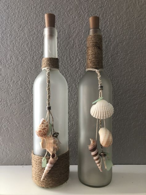 Diy Beach Wine Bottle #seashells #burlap #frosted bottle #beads #cork lights #sea glass #diy Pot Gantung, Beach Decorations, Diy Beach, Wine Bottle Corks, Glass Bottle Diy, Wine Craft, Diy Glass Bottle Crafts, Shell Crafts Diy, Wine Bottle Art